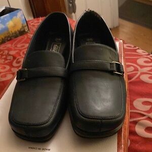 Navy blue shoes w buckle on side